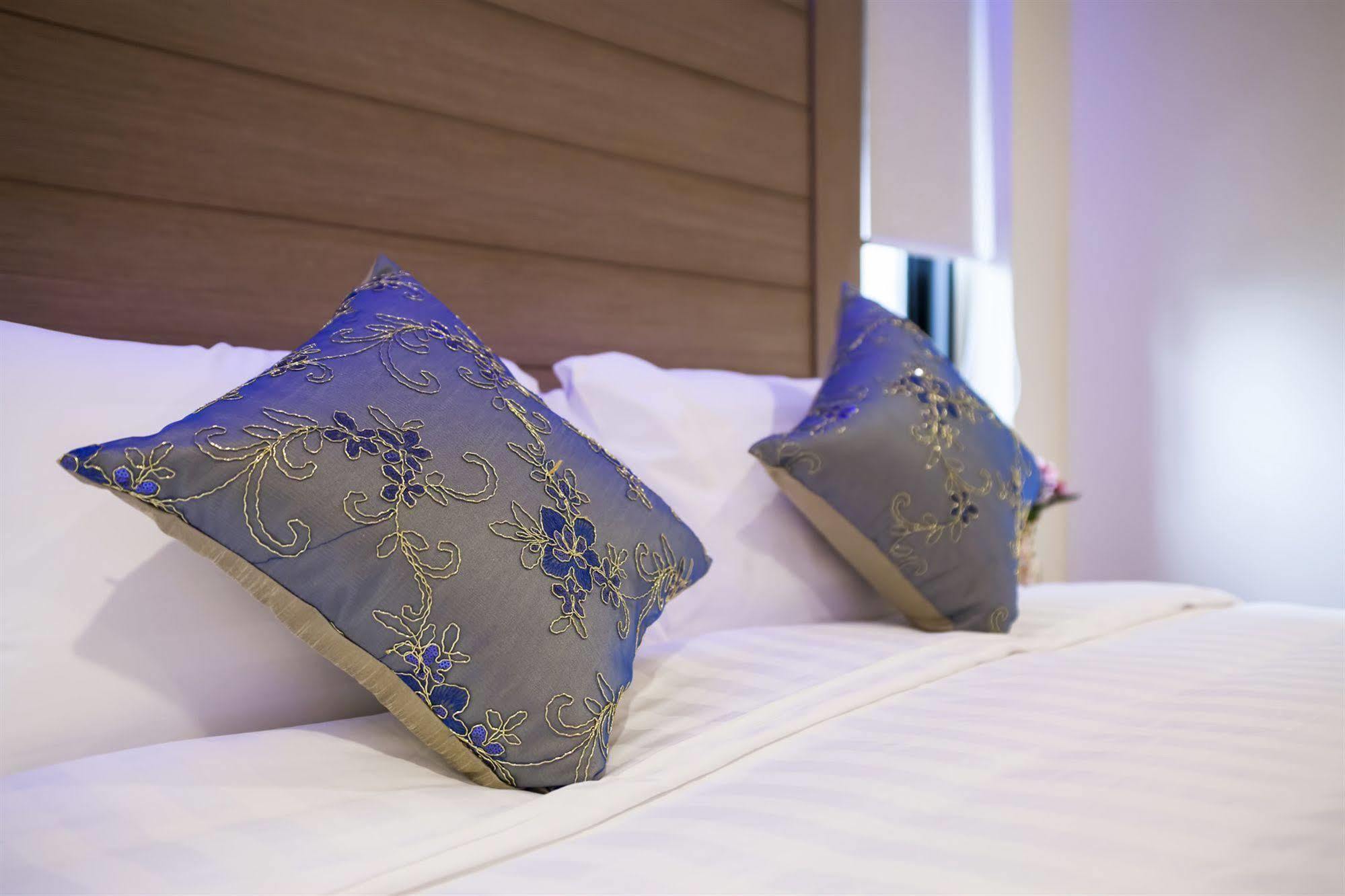 Eleven Avenue Suites Bangkok Ngoại thất bức ảnh