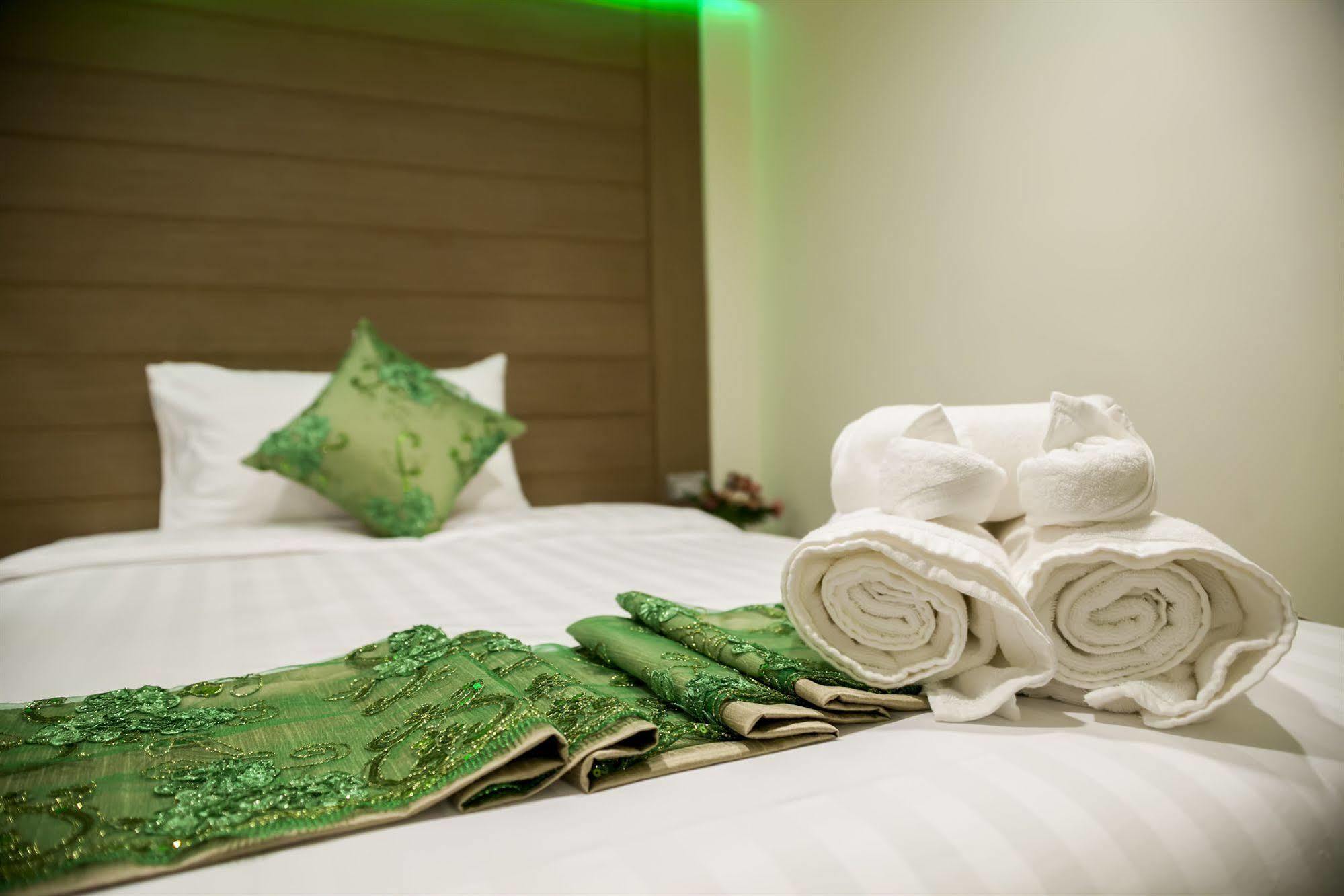 Eleven Avenue Suites Bangkok Ngoại thất bức ảnh